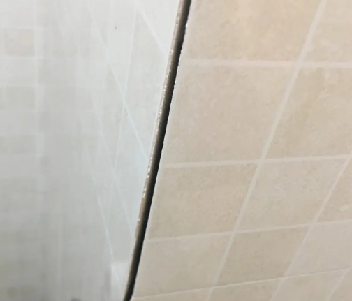 漳浦瓷砖空鼓维修公司分享阳台瓷砖脱落的修复过程可以分为以下几个步骤